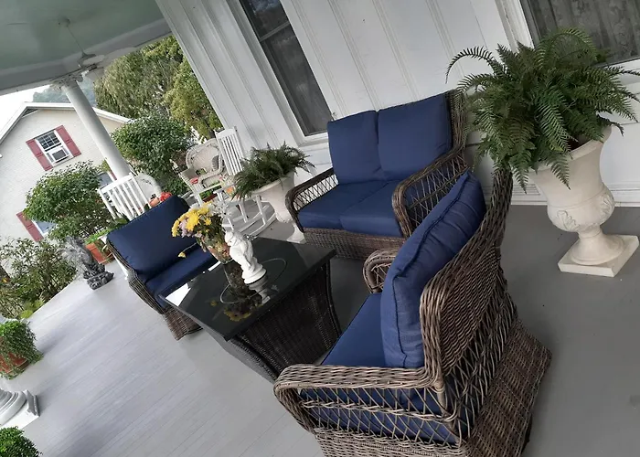 Cozy Turret Room At Nottingham Place In Wise With Plush Queen Bed, Private Detached Full Bath