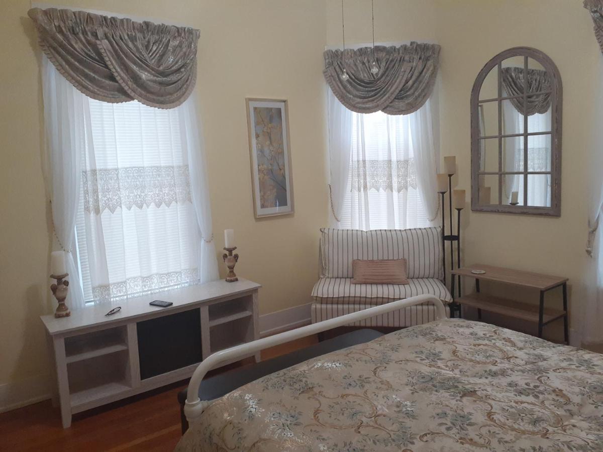 Privatunterkunft Cozy Turret At Nottingham Place In With Plush Queen Bed, Private Detached Full Bath