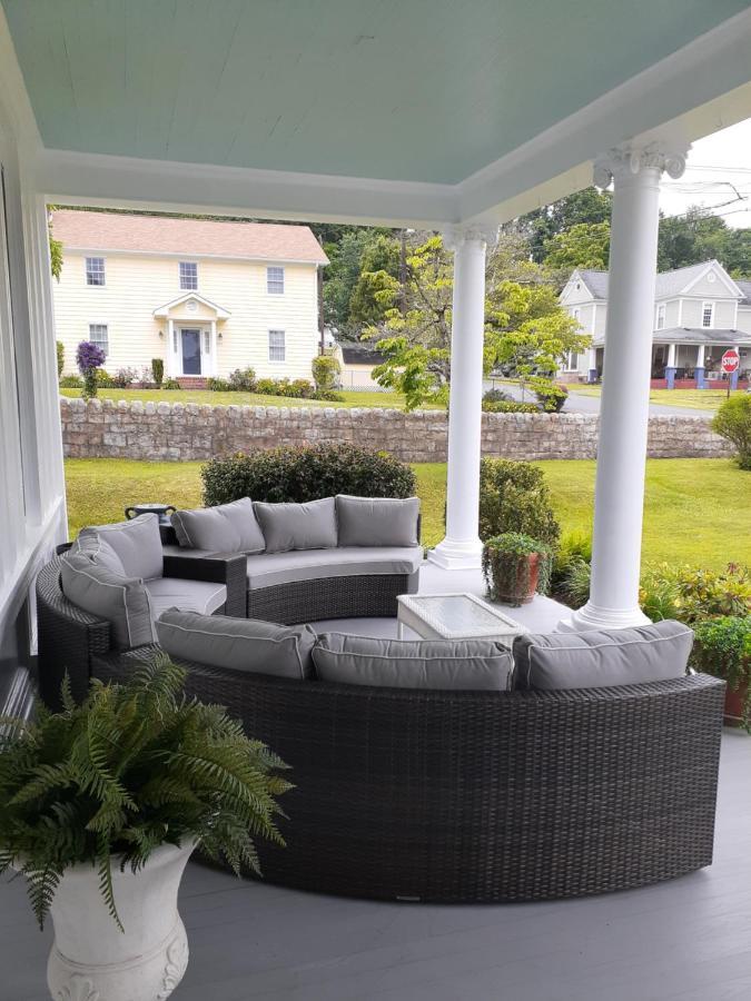 Cozy Turret At Nottingham Place In With Plush Queen Bed, Private Detached Full Bath Privatunterkunft Wise