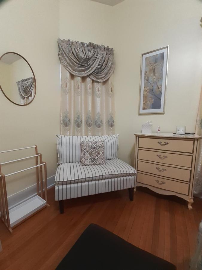 Privatunterkunft Cozy Turret At Nottingham Place In With Plush Queen Bed, Private Detached Full Bath Wise