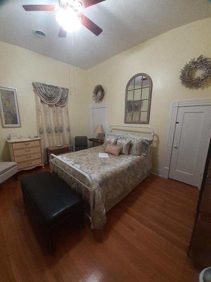Cozy Turret At Nottingham Place In With Plush Queen Bed, Private Detached Full Bath *