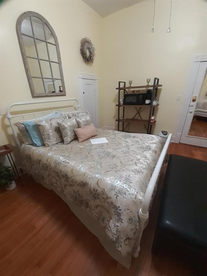Cozy Turret At Nottingham Place In With Plush Queen Bed, Private Detached Full Bath Privatunterkunft *