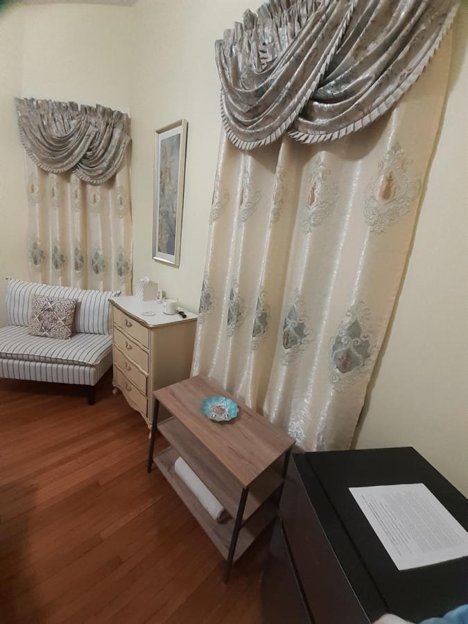 Cozy Turret At Nottingham Place In With Plush Queen Bed, Private Detached Full Bath
