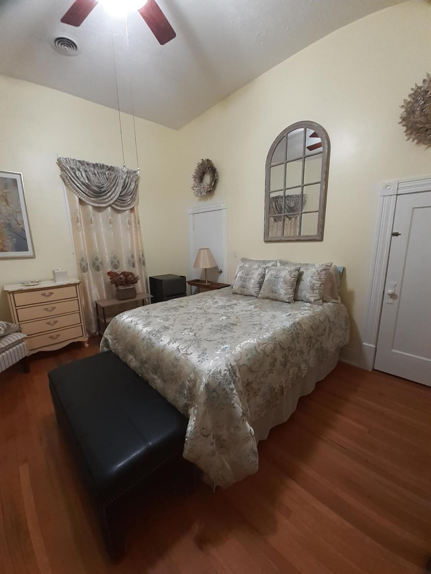 Privatunterkunft Cozy Turret At Nottingham Place In With Plush Queen Bed, Private Detached Full Bath Wise